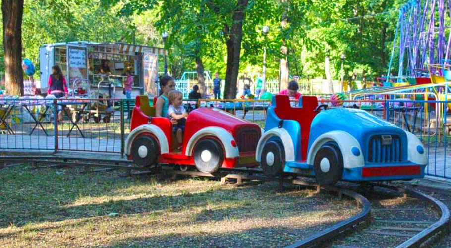 Железная дорога Машинки-поезд в парке аттракционов в Тирасполе