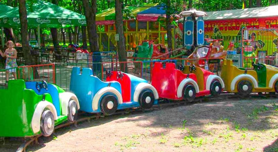 Железная дорога Машинки-поезд в парке аттракционов в Тирасполе