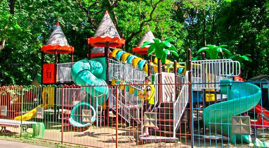 Игровая площадка и детский городок в Тирасполе в парке
