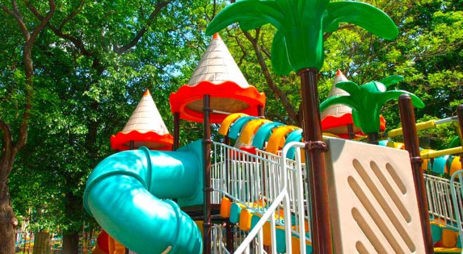 Игровая площадка и детский городок в Тирасполе в парке